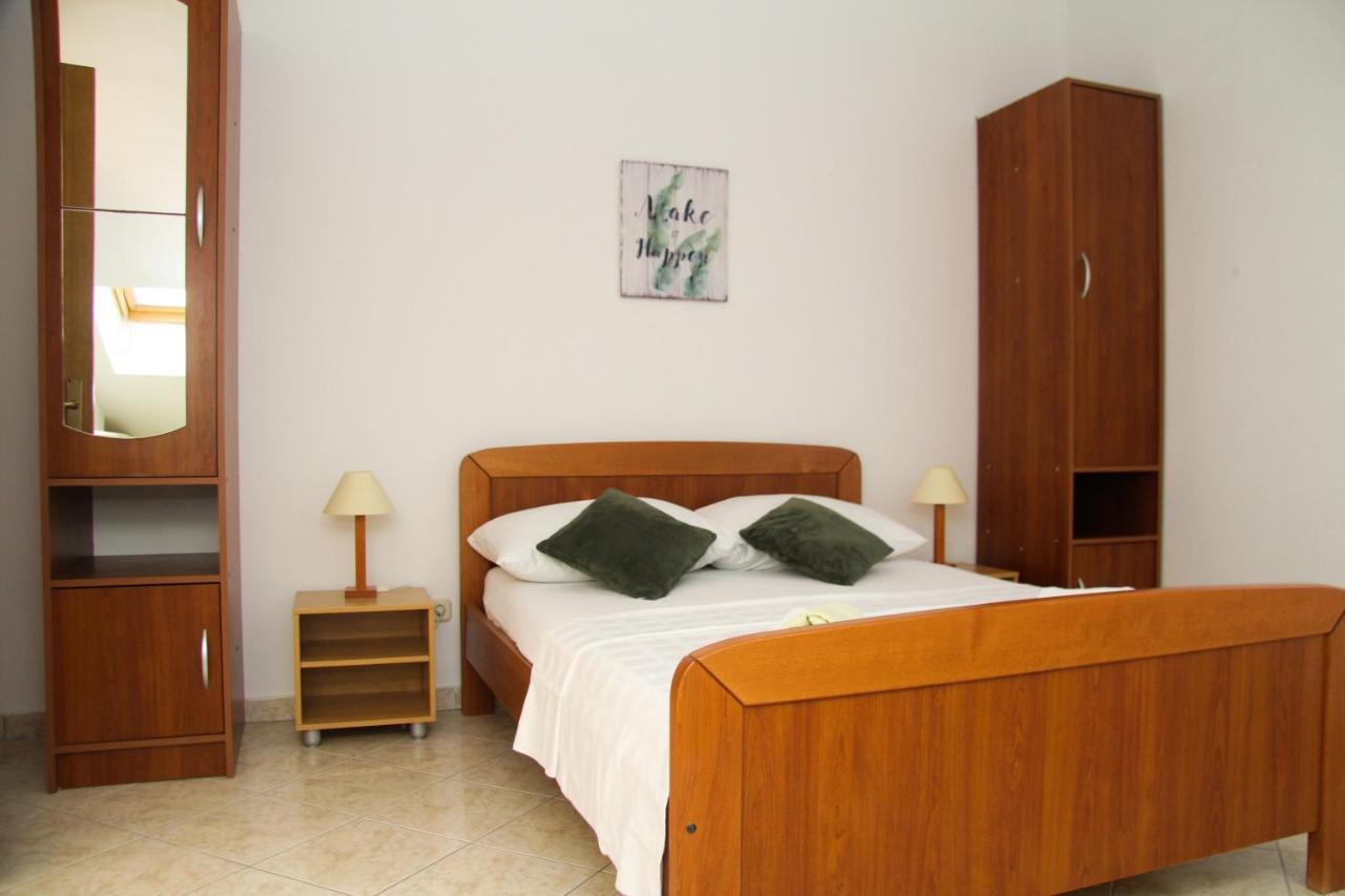 Apartments Marina Sveti Filip i Jakov Bagian luar foto
