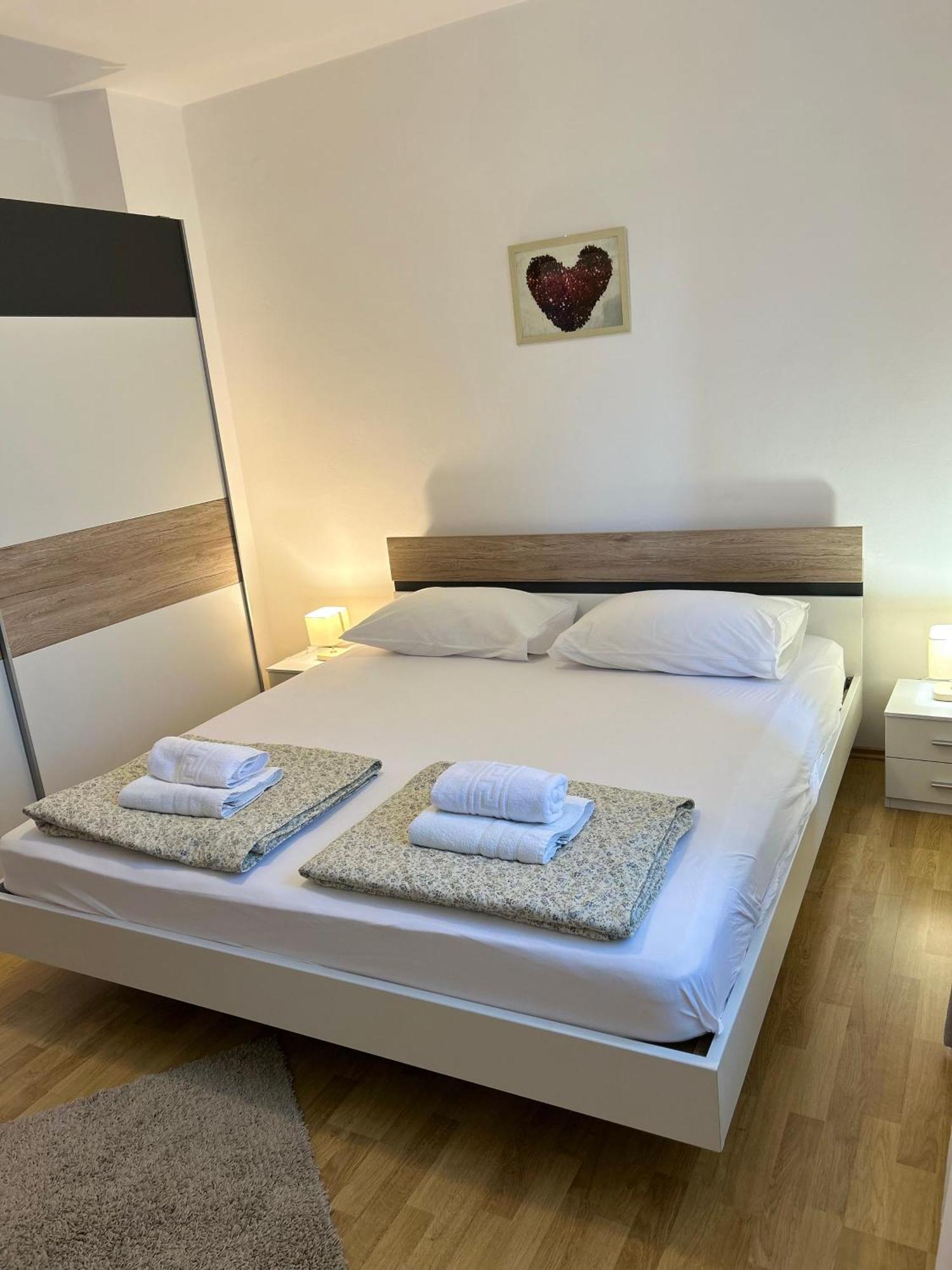 Apartments Marina Sveti Filip i Jakov Bagian luar foto