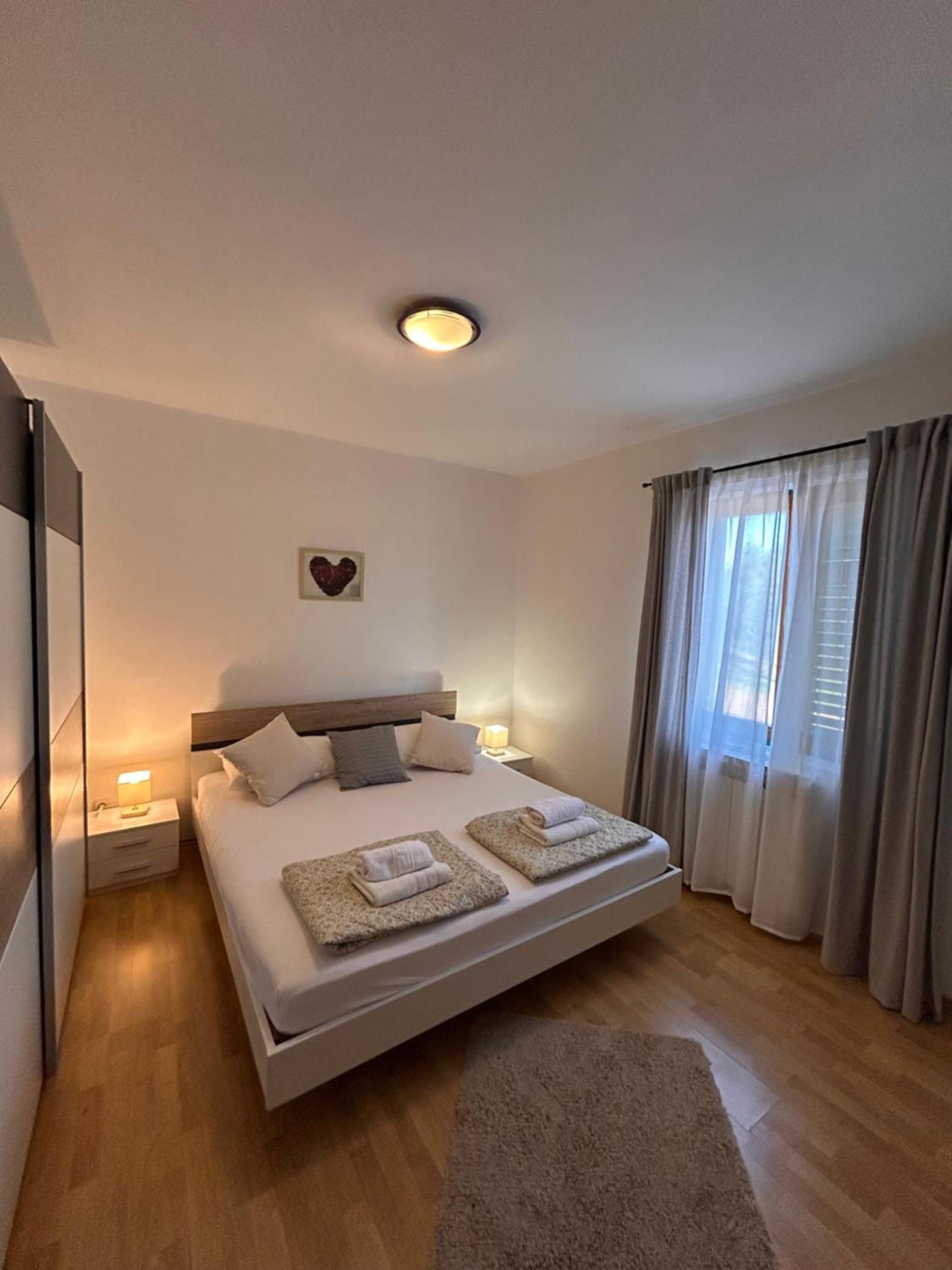 Apartments Marina Sveti Filip i Jakov Bagian luar foto